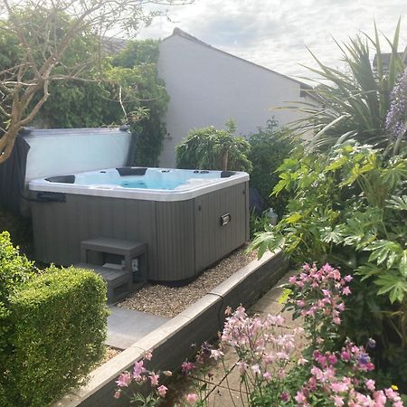 Bryntirion Farmhouse Apartment With Hot Tub Llanfair Caereinion Extérieur photo