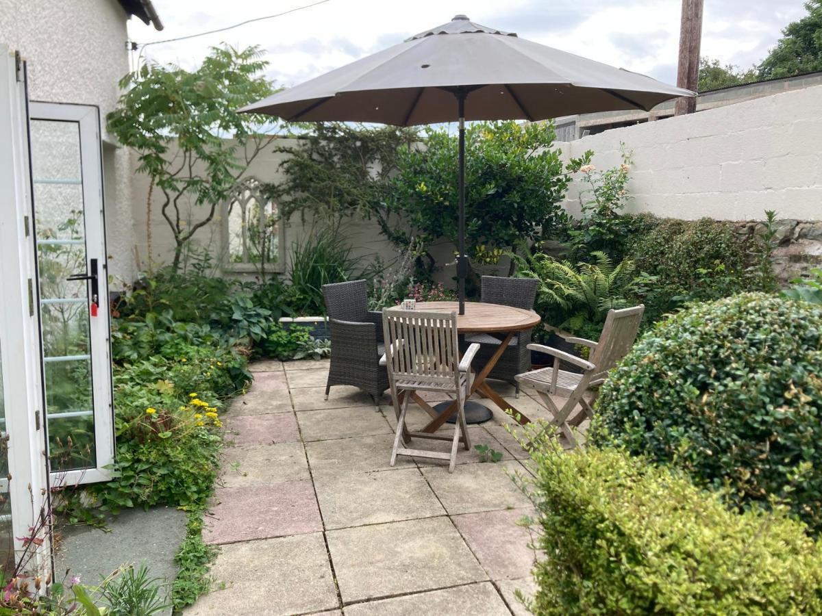 Bryntirion Farmhouse Apartment With Hot Tub Llanfair Caereinion Extérieur photo