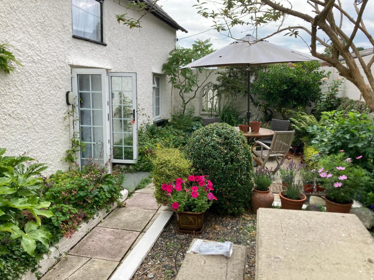 Bryntirion Farmhouse Apartment With Hot Tub Llanfair Caereinion Extérieur photo