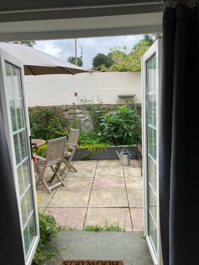 Bryntirion Farmhouse Apartment With Hot Tub Llanfair Caereinion Extérieur photo