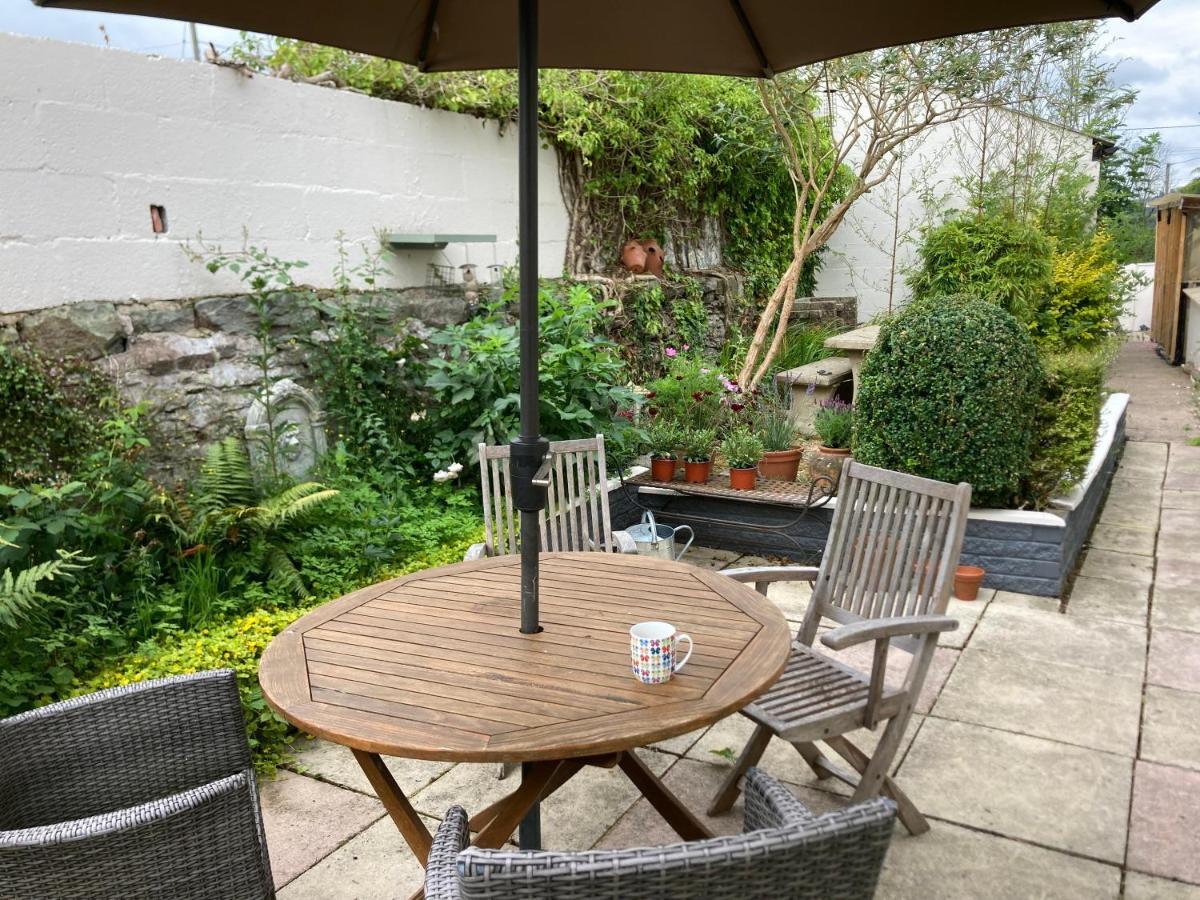 Bryntirion Farmhouse Apartment With Hot Tub Llanfair Caereinion Extérieur photo