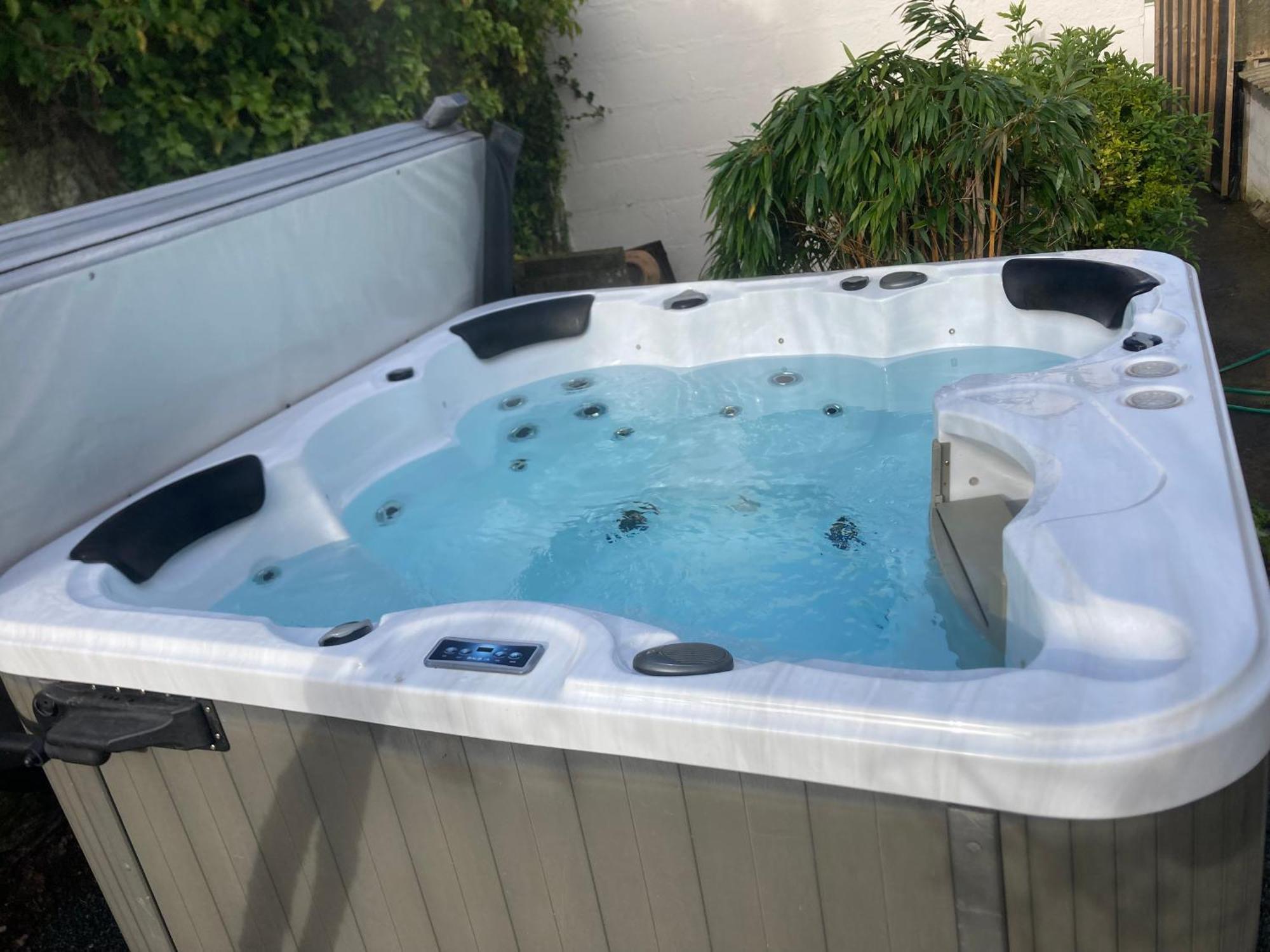 Bryntirion Farmhouse Apartment With Hot Tub Llanfair Caereinion Extérieur photo
