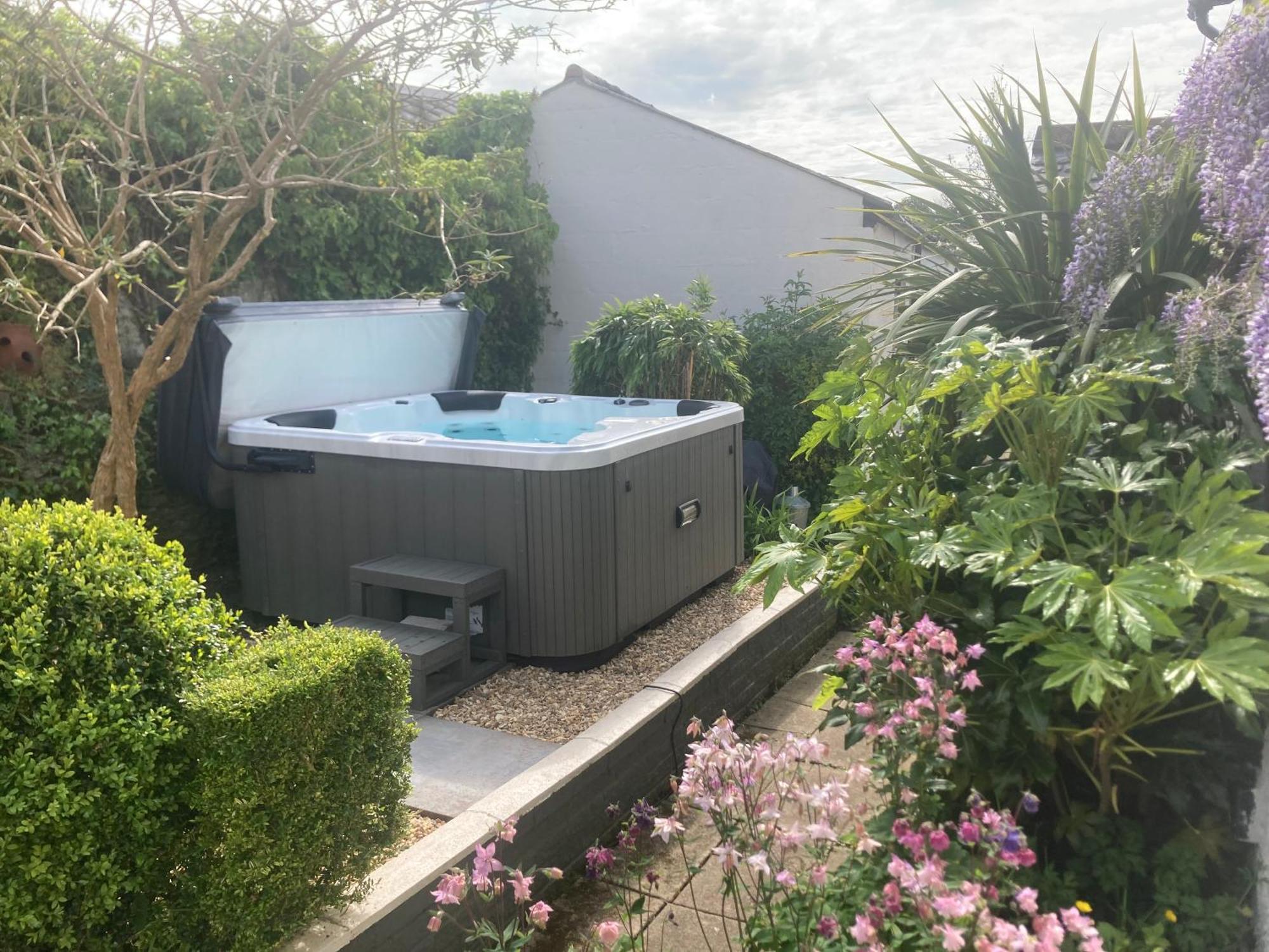 Bryntirion Farmhouse Apartment With Hot Tub Llanfair Caereinion Extérieur photo