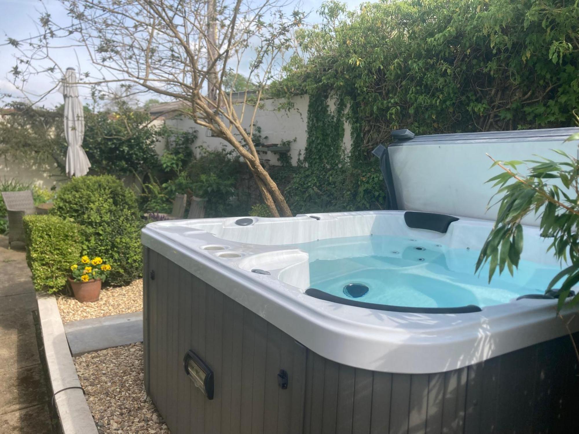 Bryntirion Farmhouse Apartment With Hot Tub Llanfair Caereinion Extérieur photo