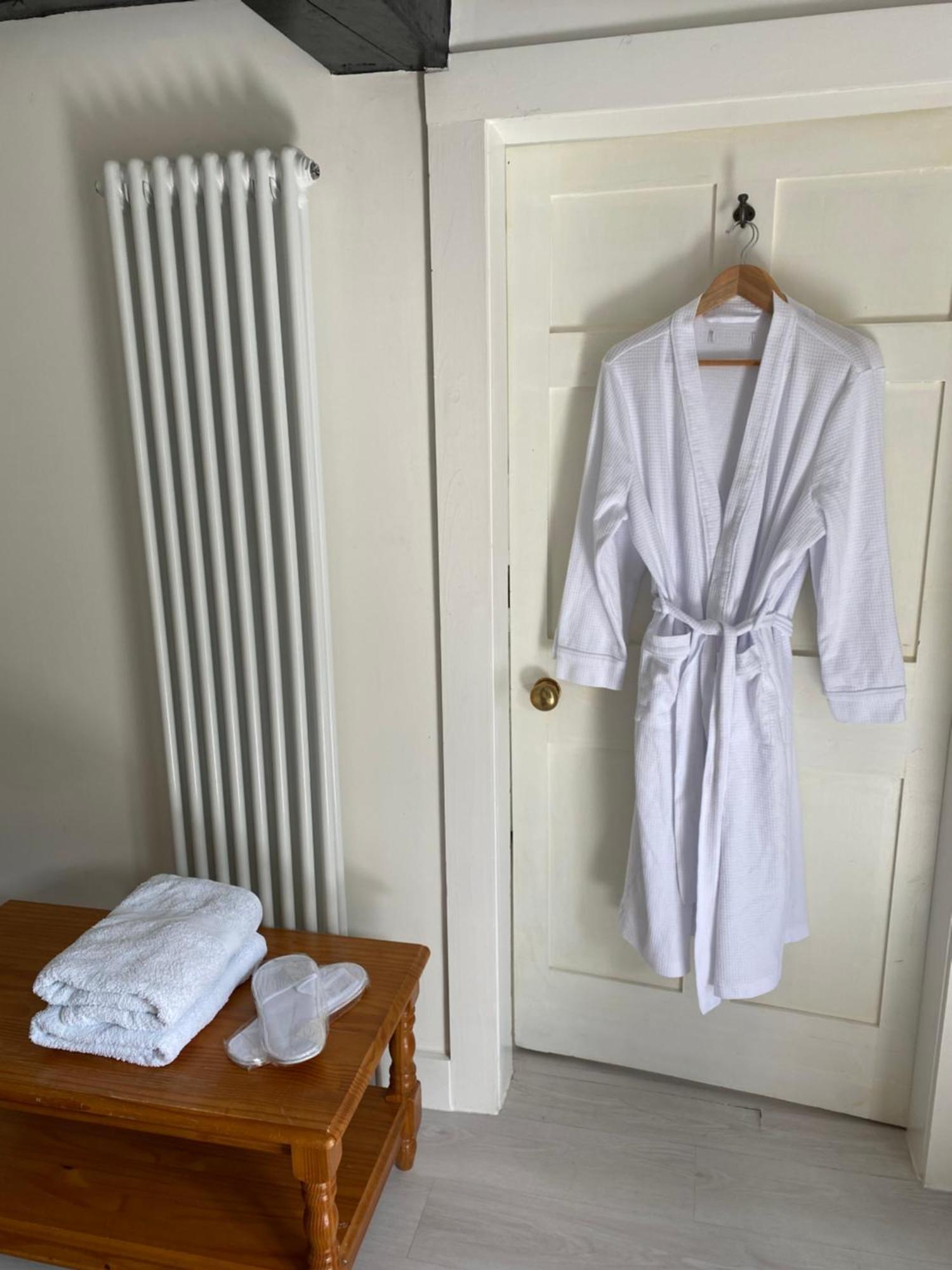 Bryntirion Farmhouse Apartment With Hot Tub Llanfair Caereinion Extérieur photo